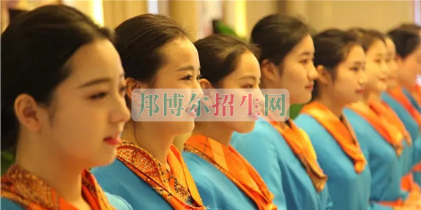 成都航空旅游職業(yè)學(xué)校開(kāi)啟新學(xué)期首場(chǎng)招聘，場(chǎng)面火爆美女如云