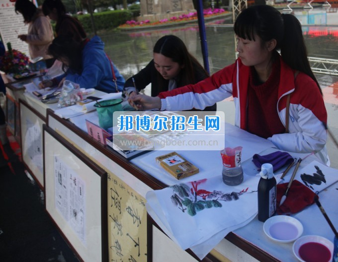 南充師范學?；ㄩ_滿堂盛世春——南充師范歡慶“三八”節(jié)