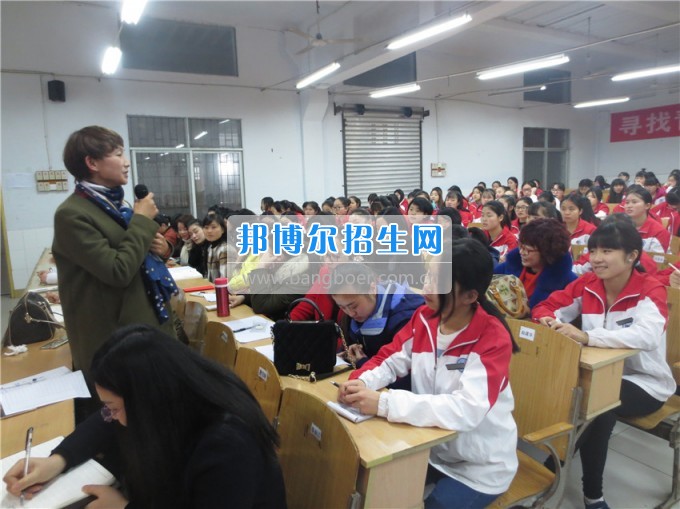南充師范學?；ㄩ_滿堂盛世春——南充師范歡慶“三八”節(jié)