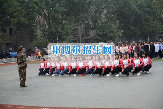資陽師范學校隆重舉行新生軍訓(xùn)匯報表演 展示17級資師學子風采
