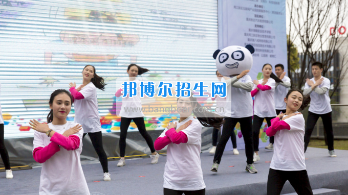  重慶海聯職業(yè)技術學院海聯學子用“快閃”火辣開場  