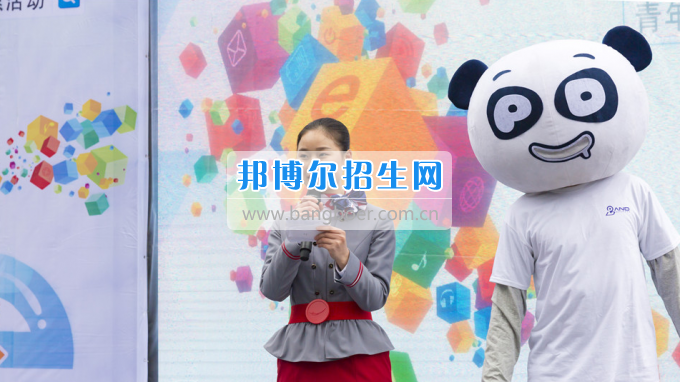  重慶海聯職業(yè)技術學院海聯學子用“快閃”火辣開場  