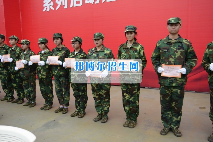 成都機電工程學(xué)校舉行2017級春季新生第一期軍訓(xùn)閉營儀式及表彰大會