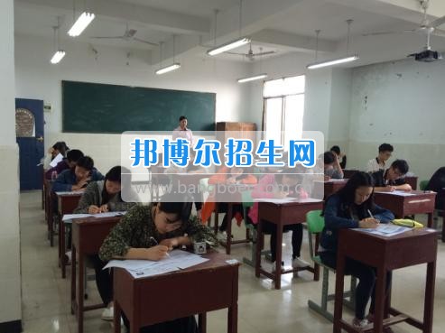 四川三河職業(yè)學院五年制轉錄考試工作圓滿結束  4月6日-7日，根據《四川三河職業(yè)學院2017年五年制轉錄考核方案》要求，2017年五年制轉錄考試在聯辦學校合江少岷職業(yè)技術學校張灣校區(qū)舉行，考試由教務處丁小林副處長組織，少岷職校有關領導共同配合開展，考試組織嚴密、紀律正常、圓滿完成了2017年五年制轉錄考試工作。