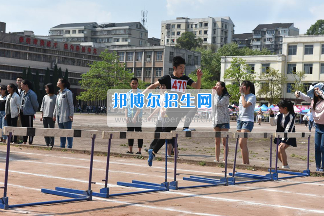 內(nèi)江市鐵路機(jī)械學(xué)校開展2017年春季運動會