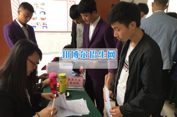 2017年天府新區(qū)成人中等專(zhuān)業(yè)學(xué)校校園招聘會(huì)圓滿(mǎn)結(jié)束