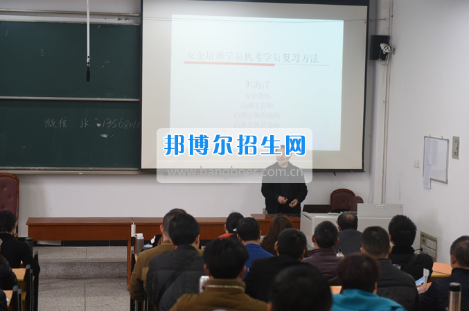 內(nèi)江市鐵路機械學校首期“特種設(shè)備、特種作業(yè)人員安全技術(shù)培訓班”順利結(jié)業(yè)