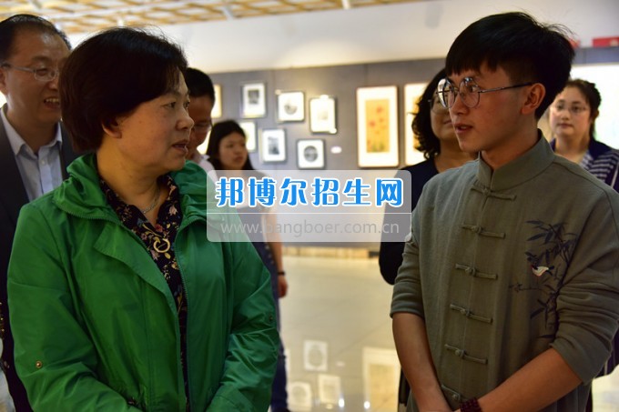 校黨委書記韓卉蒞臨貴州師范大學求是學院參觀2017屆美術(shù)畢業(yè)作品展