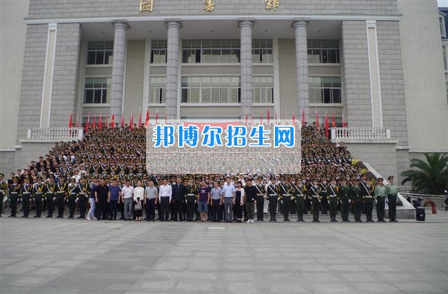 四川管理職業(yè)學(xué)院國旗隊參加四川省高校國旗護衛(wèi)隊會操交流活動  為慶祝中國人民解放軍建軍90周年，推進西南地區(qū)高校國旗文化的發(fā)展，持續(xù)發(fā)揮升旗儀式的教育引導(dǎo)作用，深化愛國主義教育，5月20日，我院國旗隊?wèi)?yīng)邀參加了由四川大學(xué)錦城學(xué)院發(fā)起的會操交流活動。  全省28所高校的國旗護衛(wèi)隊，近千名國旗手齊聚一堂。在莊嚴的升旗儀式后，活動進入會操展示環(huán)節(jié)。我院國旗隊邁著整齊劃一的步伐走過主席臺，展示出了優(yōu)秀的訓(xùn)練水平和昂揚的精神風(fēng)貌。當(dāng)天下午，在四川大學(xué)錦城學(xué)院大禮堂舉行了“以我火紅青春、譜寫國旗禮贊”大學(xué)生升旗手文藝匯演。我院代表隊以優(yōu)雅的舞姿展現(xiàn)了大學(xué)生青春的風(fēng)采。表達了對祖國與學(xué)院的炙熱情感和嚴于律己的學(xué)習(xí)態(tài)度。  此次會操交流活動，加強了省內(nèi)各高校國旗護衛(wèi)隊間的聯(lián)系，弘揚了愛國、愛旗、護旗的精神，獲得了寶貴的經(jīng)驗，明確了努力的方向。我院國旗隊的隊員們紛紛表示：要肩負起捍衛(wèi)國旗尊嚴、宣傳國旗文化的神圣使命!