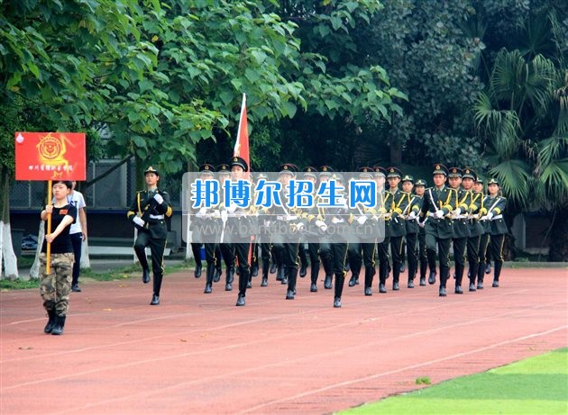 四川管理職業(yè)學(xué)院國旗隊參加四川省高校國旗護衛(wèi)隊會操交流活動  為慶祝中國人民解放軍建軍90周年，推進西南地區(qū)高校國旗文化的發(fā)展，持續(xù)發(fā)揮升旗儀式的教育引導(dǎo)作用，深化愛國主義教育，5月20日，我院國旗隊?wèi)?yīng)邀參加了由四川大學(xué)錦城學(xué)院發(fā)起的會操交流活動。  全省28所高校的國旗護衛(wèi)隊，近千名國旗手齊聚一堂。在莊嚴的升旗儀式后，活動進入會操展示環(huán)節(jié)。我院國旗隊邁著整齊劃一的步伐走過主席臺，展示出了優(yōu)秀的訓(xùn)練水平和昂揚的精神風(fēng)貌。當(dāng)天下午，在四川大學(xué)錦城學(xué)院大禮堂舉行了“以我火紅青春、譜寫國旗禮贊”大學(xué)生升旗手文藝匯演。我院代表隊以優(yōu)雅的舞姿展現(xiàn)了大學(xué)生青春的風(fēng)采。表達了對祖國與學(xué)院的炙熱情感和嚴于律己的學(xué)習(xí)態(tài)度。  此次會操交流活動，加強了省內(nèi)各高校國旗護衛(wèi)隊間的聯(lián)系，弘揚了愛國、愛旗、護旗的精神，獲得了寶貴的經(jīng)驗，明確了努力的方向。我院國旗隊的隊員們紛紛表示：要肩負起捍衛(wèi)國旗尊嚴、宣傳國旗文化的神圣使命!