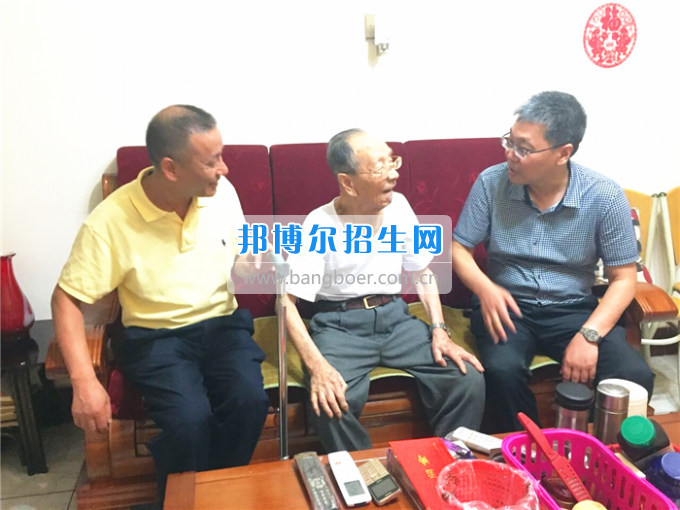 成都中醫(yī)藥大學領導走訪慰問老黨員、困難黨員和群眾代表