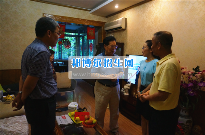 成都中醫(yī)藥大學領導走訪慰問老黨員、困難黨員和群眾代表