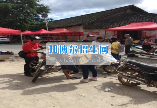 貴州大學(xué)科技學(xué)院暑期社會(huì)實(shí)踐服務(wù)團(tuán)好花紅分隊(duì)深入九門(mén)村、金田村、好花紅村開(kāi)展禁毒防艾宣傳