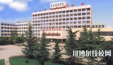 知道一所學(xué)校的名字，但是最基本的學(xué)校簡介是必須了解的，選學(xué)校不能初心，畢竟是關(guān)系到自己的將來。以下是小編整理的蘭州電力學(xué)校介紹。  蘭州電力學(xué)校層次：中專  蘭州電力學(xué)校性質(zhì)：公辦  蘭州電力學(xué)校地址：蘭州市安寧區(qū)萬新北路  蘭州電力學(xué)校介紹 蘭州電力學(xué)校坐落于蘭州安寧區(qū)，環(huán)境優(yōu)美，教學(xué)設(shè)施齊全。蘭州電力學(xué)校、甘肅電業(yè)職工中等專業(yè)學(xué)校、甘肅電力繼續(xù)教育中心三塊牌子，一套機(jī)構(gòu)，分署辦公，甘肅電力黨校掛靠在學(xué)校。  十幾年來，蘭州電力學(xué)校先后招收國家任務(wù)生、社會(huì)委培生、市場調(diào)節(jié)生等類學(xué)生，為社會(huì)和系統(tǒng)培養(yǎng)畢業(yè)生3104名，為甘肅電力系統(tǒng)和農(nóng)電系統(tǒng)培訓(xùn)學(xué)員近16000人。 經(jīng)過十幾年、尤其是90年代中后期的迅速發(fā)展，學(xué)校已經(jīng)成為甘肅省中專學(xué)校的佼佼者，建有一座中型實(shí)習(xí)工廠，有計(jì)算機(jī)多媒體教室、電子閱覽室等18個(gè)實(shí)驗(yàn)室和校園計(jì)算機(jī)網(wǎng)絡(luò)。學(xué)校曾經(jīng)和現(xiàn)設(shè)置的專業(yè)有發(fā)電廠及電力系統(tǒng)、電廠熱能動(dòng)力設(shè)備、電廠化學(xué)、建筑工程估價(jià)、用電管理、計(jì)算機(jī)應(yīng)用、財(cái)務(wù)會(huì)計(jì)、城鎮(zhèn)供用電、農(nóng)村供用電、制冷與空調(diào)安裝、電力營銷、電氣技術(shù)、電子電器、輸配電線路施工檢修與運(yùn)行、水利水電工程技術(shù)、文化藝術(shù)等近二十個(gè)專業(yè)。學(xué)制有大中專二年半、在職中專三年、普通中專四年和