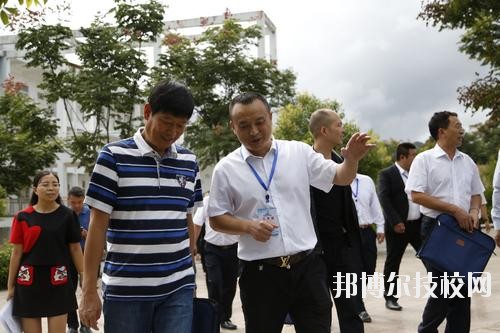 貞豐職業(yè)技術(shù)學(xué)校2020年招生辦聯(lián)系電話(huà)