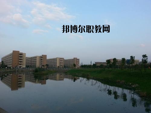 內(nèi)江鐵路機(jī)械學(xué)校2020年報(bào)名條件、招生要求、招生對(duì)象