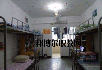 不同的同學(xué)對(duì)學(xué)校的宿舍期待是不一樣的。有的同學(xué)希望宿舍有空調(diào)，有的同學(xué)認(rèn)為這并不重要。有的同學(xué)希望寢室有書桌等供自己學(xué)習(xí)的條件，而有的同學(xué)則認(rèn)為寢室只是用來(lái)休息的。一千個(gè)人的眼中有一千個(gè)哈姆雷特，在對(duì)一件事情進(jìn)行考評(píng)的時(shí)候，同學(xué)們可以結(jié)合自己的實(shí)際需要來(lái)看，而非人云亦云。  定南中等專業(yè)學(xué)校宿舍條件 學(xué)校宿舍算是比較不錯(cuò)的了，生活設(shè)施齊全，可以滿足同學(xué)們的大部分需求，配有衛(wèi)生間、空調(diào)、熱水等設(shè)施，通風(fēng)、采光條件也較好。  定南中等專業(yè)學(xué)校辦學(xué)條件 定南中等專業(yè)學(xué)校地處贛粵門戶——定南，建辦于1958年，占地面積135畝，校舍建筑面積2.5萬(wàn)平方米，辦學(xué)規(guī)?？扇菁{近2000人使用。學(xué)校師資力量雄厚，擁有高級(jí)職稱以上教師若干人。  定南中等專業(yè)學(xué)校概況 定南中專是我縣唯一一所培養(yǎng)技能型人才的中等專業(yè)學(xué)校，現(xiàn)開設(shè)了學(xué)前教育、電子技術(shù)應(yīng)用、模具制造技術(shù)、汽車運(yùn)用與維修、“三校生”高考、旅游服務(wù)與管理等六大特色專業(yè)。學(xué)校各專業(yè)設(shè)備先進(jìn)，現(xiàn)有現(xiàn)代化汽車二級(jí)維護(hù)、幼兒情境模擬、電子電拖、模具制造、程序控制等29間實(shí)訓(xùn)教室，擁有紙質(zhì)藏書近10萬(wàn)冊(cè)，電子藏書超過20萬(wàn)冊(cè)，所有教室裝備了錄播一體、信息化教學(xué)設(shè)備，實(shí)現(xiàn)了校園智慧化管理。  小編總結(jié) 看過學(xué)校的宿舍條件以后，不知道大家覺得定南中等專業(yè)學(xué)校的宿舍是否滿足了自己的預(yù)期呢?我們可以了解到，這所學(xué)校的宿舍算是比較不錯(cuò)的了，生活設(shè)施齊全，可以滿足同學(xué)們的大部分需求，配有衛(wèi)生間、空調(diào)、熱水等設(shè)施，通風(fēng)、采光條件也較好。