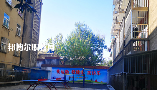 在對這所學(xué)校進(jìn)行判斷以后，才會知道不同學(xué)校之間所公布的各方面情況都是不同的，而這些信息也是需要學(xué)生自己去進(jìn)行判斷的，當(dāng)然了其中有關(guān)于學(xué)校的住宿環(huán)境也是需要被學(xué)生所了解的，畢竟這是每個學(xué)生在學(xué)校的住宿情況。  蕪湖職業(yè)技術(shù)學(xué)院附屬中等職業(yè)學(xué)校住宿條件 學(xué)生宿舍實(shí)行四人間公寓化、封閉式管理，并配有校園公共浴室、住宿條件不錯，給學(xué)生提供了一個舒適、安全的學(xué)習(xí)和生活環(huán)境。  蕪湖職業(yè)技術(shù)學(xué)院附屬中等職業(yè)學(xué)校辦學(xué)條件 學(xué)校坐落在美麗的鏡湖公園和九蓮塘公園中間，是市中心唯一的一所公辦職業(yè)學(xué)校，交通便利，環(huán)境優(yōu)美，生活方便。學(xué)校本著對教育教學(xué)質(zhì)量和學(xué)生負(fù)責(zé)的態(tài)度，劃定最低錄取線。住校生宿舍條件優(yōu)越，實(shí)行公寓化、封閉式管理。學(xué)校教學(xué)設(shè)備齊全，多媒體電教室、多功能活動廳、計算機(jī)組裝實(shí)驗(yàn)室、數(shù)字化動漫實(shí)驗(yàn)室、語言實(shí)驗(yàn)室、實(shí)訓(xùn)賓館、與學(xué)院聯(lián)網(wǎng)的校園網(wǎng)及學(xué)院擁有的實(shí)驗(yàn)實(shí)訓(xùn)室等，為學(xué)生提升動手能力、開拓視野創(chuàng)造了得天獨(dú)厚的條件。  蕪湖職業(yè)技術(shù)學(xué)院附屬中等職業(yè)學(xué)校師資力量 近幾年我校一批優(yōu)秀教師、教壇新星脫穎而出，多人次獲國家、省、市一等獎項(xiàng)。我?，F(xiàn)有正教授一名，省級特級教師一名(同類學(xué)校唯一)，高中級教師若干。學(xué)校聘請蕪湖職業(yè)技術(shù)學(xué)院專家教授組成教學(xué)督導(dǎo)組實(shí)施教學(xué)督導(dǎo)，對備課、上課等教學(xué)環(huán)節(jié)進(jìn)行全程質(zhì)量評估，以督導(dǎo)促教學(xué)、以督導(dǎo)促創(chuàng)新、以督導(dǎo)促規(guī)范，使學(xué)生學(xué)有所成。我校教學(xué)計劃和課程設(shè)置是由學(xué)院、附校、用人單位、專業(yè)領(lǐng)域?qū)＜宜姆絽⑴c研發(fā)。已形成：頂層設(shè)計、分層教學(xué)、工學(xué)結(jié)合、系統(tǒng)培養(yǎng)的獨(dú)特教學(xué)模式。嚴(yán)把教學(xué)標(biāo)準(zhǔn)和畢業(yè)生質(zhì)量標(biāo)準(zhǔn)兩個關(guān)口。  以上所介紹的信息便是有關(guān)于蕪湖職業(yè)技術(shù)學(xué)院附屬中等職業(yè)學(xué)校的住宿情況，就可以知道其實(shí)這所學(xué)校對于學(xué)生的基本需求是可以滿足的，但是學(xué)生想要選擇其他方面的住宿情況話，就需要學(xué)生提前去對每所學(xué)校的住宿情況進(jìn)行了解。