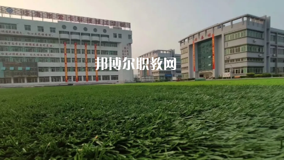 問(wèn)：珠海索卡科技技工學(xué)校怎么樣、好不好?  答:珠海市索卡科技技工學(xué)校是經(jīng)珠海市人力資源和社會(huì)保障局批準(zhǔn)成立，廣東索卡集團(tuán)有限公司創(chuàng)辦的以培養(yǎng)中級(jí)技術(shù)人才為主的全日制中等技工學(xué)校。學(xué)校位于粵港澳大灣區(qū)的珠海市后花園高欄港經(jīng)濟(jì)區(qū)平沙鎮(zhèn)，是2020年珠海市西部地區(qū)僅有的一所中等職業(yè)學(xué)校。學(xué)校被列為廣東省足球協(xié)會(huì)(珠海)培訓(xùn)實(shí)驗(yàn)基地、珠海市新型技能人才培訓(xùn)基地，珠海市國(guó)防與公共安全體驗(yàn)基地。  珠海索卡科技技工學(xué)校就業(yè) 學(xué)校堅(jiān)持校企合作的辦學(xué)思路，采取訂單式的人才培養(yǎng)模式，與省市足協(xié)和部分省內(nèi)外高等院校、眾多優(yōu)質(zhì)企業(yè)建立了校企合作關(guān)系，學(xué)生就業(yè)率保持在100%。索卡集團(tuán)以“體育+旅游”產(chǎn)業(yè)開(kāi)發(fā)為核心，多元化經(jīng)營(yíng)，業(yè)務(wù)覆蓋體育、游艇、教育、酒店、醫(yī)療、康復(fù)康養(yǎng)、產(chǎn)業(yè)科研、商業(yè)運(yùn)營(yíng)、資本投資等領(lǐng)域，2019年正在珠海市平沙鎮(zhèn)投資建設(shè)“索卡國(guó)際足球小鎮(zhèn)”項(xiàng)目，計(jì)劃總投資60億元人民幣。  珠海索卡科技技工學(xué)校 學(xué)校規(guī)劃占地面積205畝，現(xiàn)有建筑面積約3萬(wàn)平方米，環(huán)境優(yōu)美，交通便利，教學(xué)生活設(shè)施齊全，是一所獨(dú)具特色的技工學(xué)校。學(xué)校建有標(biāo)準(zhǔn)足球場(chǎng)、籃球場(chǎng)、排球場(chǎng)、羽毛球場(chǎng)、乒乓球場(chǎng)等活動(dòng)場(chǎng)所。有教學(xué)樓、實(shí)訓(xùn)樓、學(xué)生公寓樓、學(xué)術(shù)報(bào)告廳、學(xué)生社團(tuán)活動(dòng)中心等教育教學(xué)生活場(chǎng)所。  珠海索卡科技技工學(xué)校管理 學(xué)校管理科學(xué)規(guī)范，采取全封閉軍事化管理模式。學(xué)校有一支既能從事理論教學(xué)，又能指導(dǎo)實(shí)訓(xùn)的“雙師型”隊(duì)伍。學(xué)校堅(jiān)持“以就業(yè)為導(dǎo)向、以服務(wù)為宗旨、以質(zhì)量求生存、以管理樹(shù)形象、以特色謀發(fā)展，達(dá)到學(xué)生、家長(zhǎng)、用人單位滿意”的辦學(xué)理念，根據(jù)市場(chǎng)需求，對(duì)接企業(yè)建專業(yè)，對(duì)接崗位設(shè)課程，根據(jù)興趣選專業(yè)，與就業(yè)市場(chǎng)緊密對(duì)接。  我們的起點(diǎn)可能很低，但我們要有扭轉(zhuǎn)局面的能力，努力把自己的成績(jī)提升上去，很多的學(xué)校都是看重統(tǒng)招的分?jǐn)?shù)線的，只有把自己的學(xué)習(xí)提升上了了，你在考試中才能夠游刃有余，一次考試定乾坤，最后選擇有優(yōu)勢(shì)的學(xué)校。