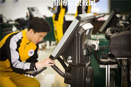 如今，汽修行業(yè)成為了當(dāng)下最熱門的行業(yè)，這已經(jīng)是一個不爭的事實(shí)了，很多汽修企業(yè)都需要經(jīng)驗(yàn)豐富的優(yōu)秀人才，汽修人才缺口很大，這使很多學(xué)生都想報考汽修學(xué)校，近日就有同學(xué)咨詢小編關(guān)于成都設(shè)有汽修學(xué)校的公辦大專學(xué)校?成都有很多公辦大專學(xué)校都開設(shè)了汽修類相關(guān)專業(yè)，在這里小編就給大家簡單介紹一下。  成都紡織高等?？茖W(xué)校辦學(xué)性質(zhì)：公辦大學(xué)  成都紡織高等?？茖W(xué)校簡介 成都紡織高等?？茖W(xué)校是四川省政府舉辦的全日制普通高等學(xué)校，直屬四川省教育廳，是中國西南地區(qū)唯一獨(dú)立建制的紡織類高等學(xué)校，國家骨干高等職業(yè)院校建設(shè)單位、四川省首批示范性高等職業(yè)院校建設(shè)單位。  學(xué)校地處四川省成都市犀浦鎮(zhèn)，校園面積616畝，原成都市世界樂園已改建成為學(xué)校北苑校區(qū)。學(xué)校環(huán)境優(yōu)美，交通便利，設(shè)施優(yōu)良，成灌高鐵、成都地鐵2號線可達(dá)學(xué)校。  成都紡織高等?？茖W(xué)校歷史沿革 學(xué)校前身為創(chuàng)立于1939年的國立中央技藝專科學(xué)校，秉承“服務(wù)紡織、服務(wù)社會、服務(wù)學(xué)生、服務(wù)人民”的辦學(xué)理念和培養(yǎng)具有“工程師之素養(yǎng)、技工之身手”的育人傳統(tǒng)，艱苦奮斗，薪火相傳，形成了“敬業(yè)奉獻(xiàn)、民主和諧、自強(qiáng)不息、追求卓越”的學(xué)校精神、“德修于正、學(xué)究于行”的校訓(xùn)、“團(tuán)結(jié)、勤奮、求實(shí)、創(chuàng)新”的校風(fēng)、“范、勤、嚴(yán)、愛”的教風(fēng)、“好學(xué)、善問、勤思、篤行”的學(xué)風(fēng)。  改革開放以來，學(xué)校緊緊抓住我國經(jīng)濟(jì)社會和高等教育快速發(fā)展的歷史機(jī)遇，深化改革、銳意進(jìn)取、科學(xué)發(fā)展，辦學(xué)條件不斷改善，辦學(xué)水平顯著提高，為區(qū)域經(jīng)濟(jì)社會發(fā)展和我國紡織產(chǎn)業(yè)的發(fā)展做出了應(yīng)有貢獻(xiàn)。  成都紡織高等專科學(xué)校汽車檢測與維修技術(shù)專業(yè) 培養(yǎng)目標(biāo)：本專業(yè)培養(yǎng)適應(yīng)社會主義市場經(jīng)濟(jì)發(fā)展需要的、具有良好專業(yè)素質(zhì)和職業(yè)技能的從事汽車檢測、維修及相關(guān)工作的高素質(zhì)、高技能工程應(yīng)用型人才。  主要課程：工程制圖、機(jī)械基礎(chǔ)、液壓氣動技術(shù)、發(fā)動機(jī)與汽車?yán)碚摗㈦姽づc電子技術(shù)基礎(chǔ)、汽車發(fā)動機(jī)構(gòu)造與維修、汽車底盤構(gòu)造與維修、汽車故障診斷與維修、汽車電氣設(shè)備構(gòu)造與維修、汽車專項(xiàng)高級技能與訓(xùn)練。  專業(yè)師資：教授2人、副教授5人、講師10人、工程師3人、技師3人。  教學(xué)成果：參加四川省汽車維修與故障診斷技能大賽二等獎;發(fā)表科研論文12篇。  就業(yè)情況：畢業(yè)生主要面向汽車維修及其它汽車服務(wù)業(yè)從事汽車檢測、維修及相關(guān)技術(shù)服務(wù)工作。  就業(yè)率近5年保持在95%以上，畢業(yè)后半年平均收入3094元/月、專業(yè)相關(guān)度71%。  上面關(guān)于成都設(shè)有汽修學(xué)校的公辦大專學(xué)校，小編簡單的介紹了，公辦學(xué)校的優(yōu)勢在于，在收費(fèi)和政府支持上有一定的優(yōu)勢，無論你上的是公辦學(xué)校還是民辦學(xué)校，同學(xué)們都要記住，重要的不是你上的是什么學(xué)校，而是你真正能在學(xué)校學(xué)到些什么東西，這才是最重要的事情。