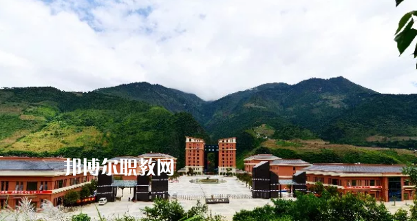 迪慶州民族中等專業(yè)學校2021年報名條件、招生要求、招生對象