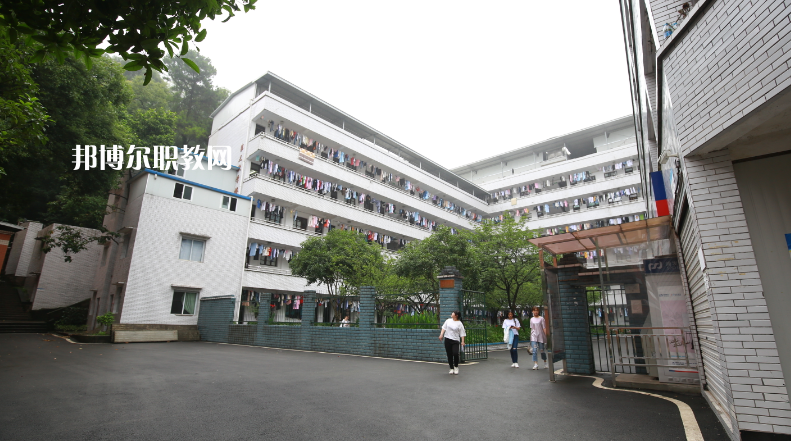 四川涼山衛(wèi)生學(xué)校2022年招生辦聯(lián)系電話(huà)