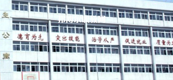 南京市公用事業(yè)技工學(xué)校學(xué)費(fèi)：*********，具體各專業(yè)學(xué)費(fèi)明細(xì)如下，希望對大家有幫助，邦博爾小編整理的南京市公用事業(yè)技工學(xué)校學(xué)費(fèi)信息僅供參考，如有變動(dòng)，以學(xué)校官方最新消息為準(zhǔn)。  一、南京市公用事業(yè)技工學(xué)校學(xué)費(fèi)多少錢(學(xué)費(fèi)明細(xì)) 1、南京市公用事業(yè)技工學(xué)校各專業(yè)學(xué)費(fèi)收費(fèi)標(biāo)準(zhǔn)  2、南京市公用事業(yè)技工學(xué)校住宿費(fèi)標(biāo)準(zhǔn)：500元/學(xué)年  3、南京市公用事業(yè)技工學(xué)校資助政策  學(xué)校嚴(yán)格按物價(jià)局核定的標(biāo)準(zhǔn)收費(fèi)，在校生享受政府免學(xué)費(fèi)政策。符合條件的優(yōu)秀學(xué)生和貧困生，按規(guī)定享受國家勵(lì)志獎(jiǎng)學(xué)金和助學(xué)金。  學(xué)校實(shí)行獎(jiǎng)學(xué)金制度，對比亞迪冠名班，開沃集團(tuán)南京金龍冠名班，天泓冠名班和品學(xué)兼優(yōu)的優(yōu)秀學(xué)生給予獎(jiǎng)勵(lì)。  二、南京市公用事業(yè)技工學(xué)校簡介 多年來，學(xué)校與一百多家企事業(yè)單位建立了用人協(xié)作關(guān)系，為畢業(yè)生建立了暢通的就業(yè)渠道，部分專業(yè)已采用“定單式定向委培”輸送就業(yè)。  2004年以來，每年就業(yè)率始終在98.5%以上，畢業(yè)生就業(yè)去向主要為公交行業(yè)，如南京公交、中北巴士、新城巴士等;  汽車制造行業(yè)，如南京南汽集團(tuán)MG汽車制造公司、南京長安汽車制造公司等;  汽車銷售(4S店)和維修行業(yè)如江蘇天泓汽車服務(wù)有限公司、南京朗馳集團(tuán)有限公司和江蘇省外事旅游汽車公司汽車修理總廠、南京新港汽車維修公司等。