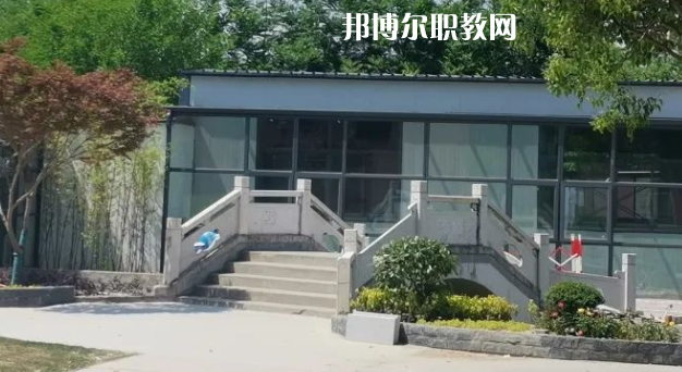 泰州市姜堰區(qū)江淮職業(yè)高級中學(xué)地址在哪里，哪個(gè)地區(qū)，哪個(gè)城市?