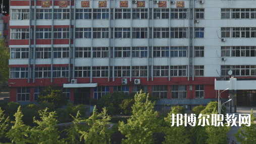 開(kāi)灤技師學(xué)院招生計(jì)劃?每年學(xué)校在招生季節(jié)都會(huì)公布自己的招生計(jì)劃，那么學(xué)生們?cè)趯?duì)學(xué)校所進(jìn)行選擇的時(shí)候，是可以具體看看一所學(xué)校的招生計(jì)劃，然后再看看學(xué)校所公布的招生要求是否是自己可以滿足的，從而決定對(duì)學(xué)校的報(bào)讀。  一、開(kāi)灤技師學(xué)院招生計(jì)劃一覽表 二、開(kāi)灤技師學(xué)院招生情況 1、開(kāi)灤技師學(xué)院招生條件、要求  身高:1.55米以上。  體重:不低于50公斤，高限不超過(guò)標(biāo)準(zhǔn)體重的50%。  視力:裸眼視力左右均在4.7(含47)以上，砂眼左右無(wú)第二期三個(gè)“十”者，無(wú)色弱、色盲者。  耳病:無(wú)化膿性中耳炎者。  聽(tīng)力:左右兩側(cè)均大于80%(包括80%分貝)。  鼻病:無(wú)萎縮性鼻炎及較重肥大性鼻炎者。  血壓:90mmHg<收縮壓<140mmHg、60mmHg<舒張壓<90mmHg  心臟:二級(jí)收縮期雜音以下和心率在90次/分以下者。  肺臟:無(wú)慢性支氣管炎 支氣管哮喘、肺結(jié)核、結(jié)核性胸膜炎等呼吸系統(tǒng)慢性病。  腹部無(wú)任何腫物和肝、脾不腫大者(肝大一公分以內(nèi)功能正常者除外)。  對(duì)紋身者,面部、頸部紋身直徑不超過(guò)2cm，著短裝身體其他裸露部位直徑不超過(guò)3cm。面部、頸部紋身直徑超過(guò)2cm或其他部位超過(guò)3cm的，不合格;如本人能夠積極處理，可視為合格。  輔助檢查、胸透、化驗(yàn)正常者。  其他:無(wú)殘疾、無(wú)駝背、無(wú)畸形、無(wú)較重之扁平足或拇指外翻 無(wú)腿部或精索靜脈曲張者,無(wú)難治或面積較大之皮膚疾病,無(wú)痔或漏者，無(wú)疝氣者，無(wú)多發(fā)性淋巴腺腫大者，無(wú)較重慢性病者，無(wú)不適合招錄崗位所要求的身體條件者。  2、開(kāi)灤技師學(xué)院招生對(duì)象  中考生和往屆生，  三、開(kāi)灤技師學(xué)院簡(jiǎn)介 學(xué)校服務(wù)河北省能源、裝備制造等傳統(tǒng)產(chǎn)業(yè)升級(jí)，服務(wù)京津冀產(chǎn)業(yè)智慧化水平提升的發(fā)展需求，瞄準(zhǔn)河北省新興產(chǎn)業(yè)、現(xiàn)代服務(wù)業(yè)創(chuàng)新發(fā)展戰(zhàn)略，對(duì)接能源(煤炭)，裝備制造、現(xiàn)代服務(wù)業(yè)等產(chǎn)業(yè)設(shè)置專業(yè)，開(kāi)設(shè)電氣自動(dòng)化設(shè)備安裝與維修、煤礦技術(shù)、電子商務(wù)、計(jì)算機(jī)網(wǎng)絡(luò)技術(shù)等專業(yè)16個(gè)。  2020年突出發(fā)展現(xiàn)代服務(wù)業(yè)的要求，增設(shè)《幼兒教育》專業(yè)。經(jīng)過(guò)幾年發(fā)展，逐步形成“裝備制造業(yè)與現(xiàn)代服務(wù)業(yè)共同主導(dǎo)、傳統(tǒng)產(chǎn)業(yè)與新興產(chǎn)業(yè)雙輪驅(qū)動(dòng)的發(fā)展格局”相適應(yīng)的專業(yè)布局。  四、開(kāi)灤技師學(xué)院口碑 校友評(píng)價(jià)：開(kāi)灤技師學(xué)院地理位置優(yōu)越，交通十分方便。  校友評(píng)價(jià)：開(kāi)灤技師學(xué)院畢業(yè)生就業(yè)前景光明。