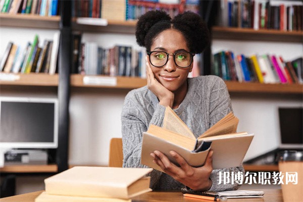 廣東哪里的中專學校能讀服裝設(shè)計與工藝(時尚產(chǎn)品服飾設(shè)計)專業(yè)