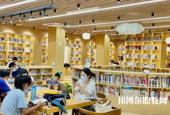 成都2025年鐵路學(xué)校和職高哪個好